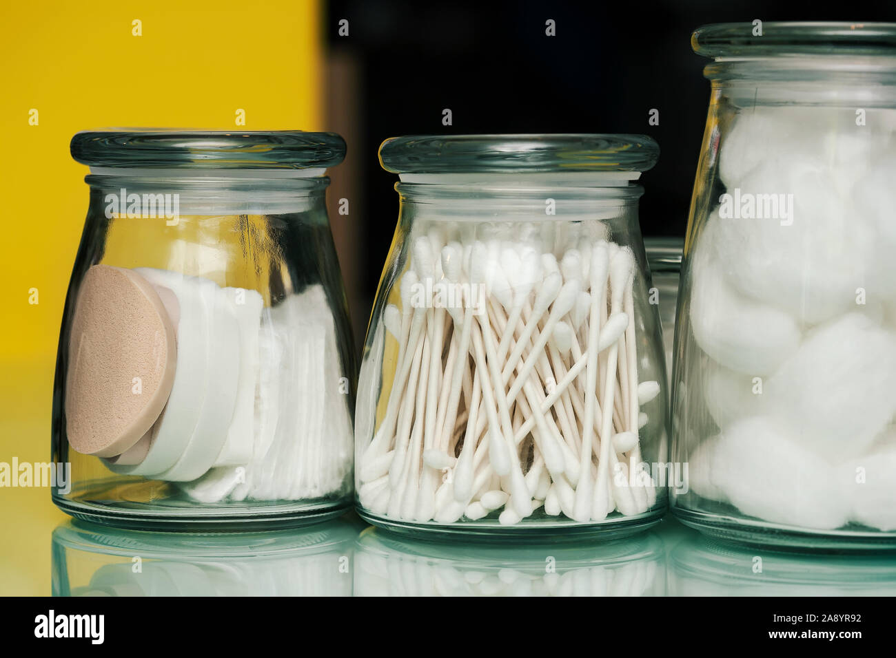 Sterili vasetti di vetro per negozio di accessori per il bagno come, levatrucco pastiglie, palline di cotone, e tamponi. Foto Stock