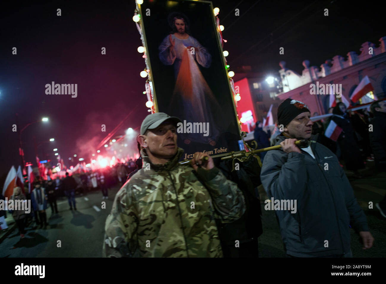 Persone marzo mentre trasporta un immagine di illuminazione di Gesù Cristo durante il giorno di indipendenza marzo.Polonia la Giornata nazionale di indipendenza segna l anniversario dell indipendenza del paese nel 1918. È celebrata come una vacanza a livello nazionale il 11 novembre di ogni anno. Questo anno di migliaia di polacchi hanno preso parte al Giorno Di Indipendenza marzo organizzata da lontano le organizzazioni di destra per celebrare il 101° anniversario della Polonia di rinascita come uno stato indipendente. Lo slogan del marzo è stata: 'Look dopo tutti noi!' ('Miej nas wszystkich w opiece!") e numerosi dimostranti sono stati holding rosari e crocifissi durante Foto Stock