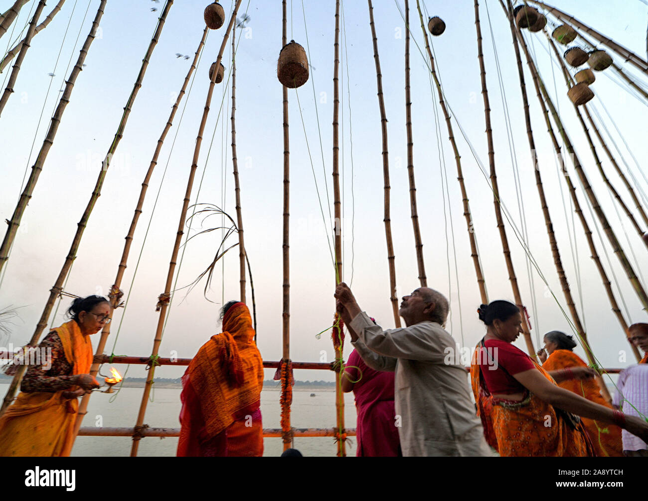 Devoti indù luce le lanterne del cielo come un rituale durante il festival.Dev deepavali / Diwali è il più grande festival di celebrazione della luce in Kartik Poornima (Mid-Autumn) dove i devoti decorano la banca di fiume con milioni di lampade come parte del festival. Foto Stock