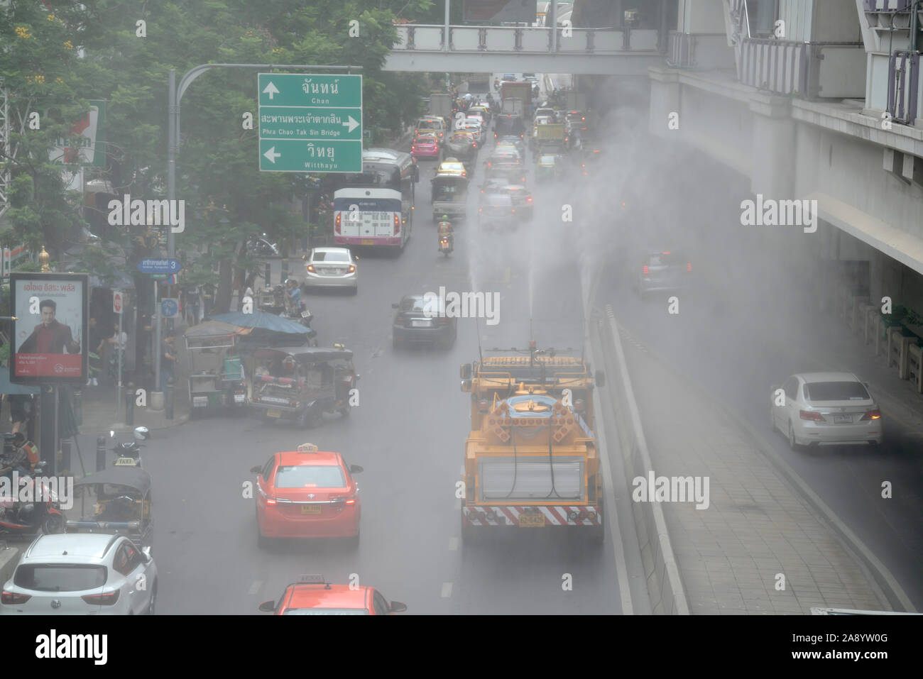 Bangkok, Tailandia. Novembre 2,2019 lo spruzzo di acqua carrello per il trattamento dell'inquinamento atmosferico Foto Stock