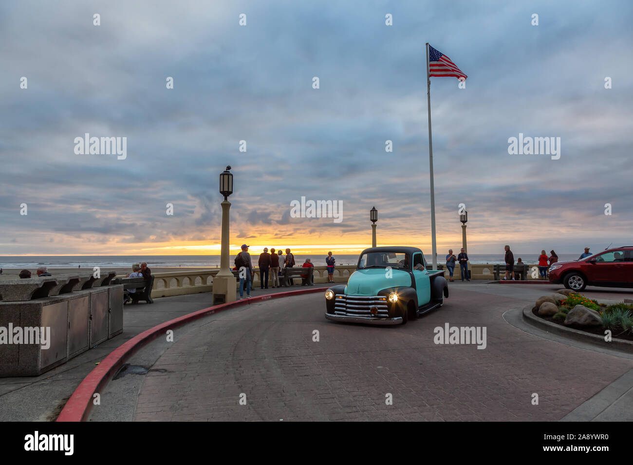 Mare, Oregon, Stati Uniti d'America - 6 Settembre 2019: la splendida vista di un oggetto da collezione auto presso la spiaggia balneare durante una drammatica e colorato Foto Stock
