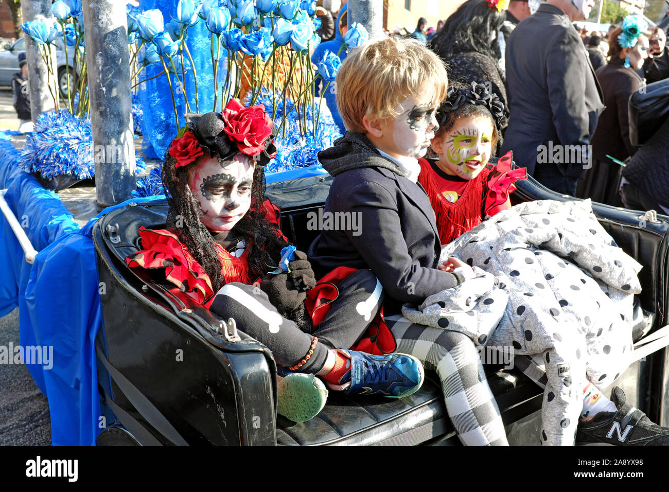 I figli piccoli di partecipare nel 2019 il giorno dei morti la celebrazione in Piazza Gordon distretto di Cleveland, Ohio, USA. Foto Stock