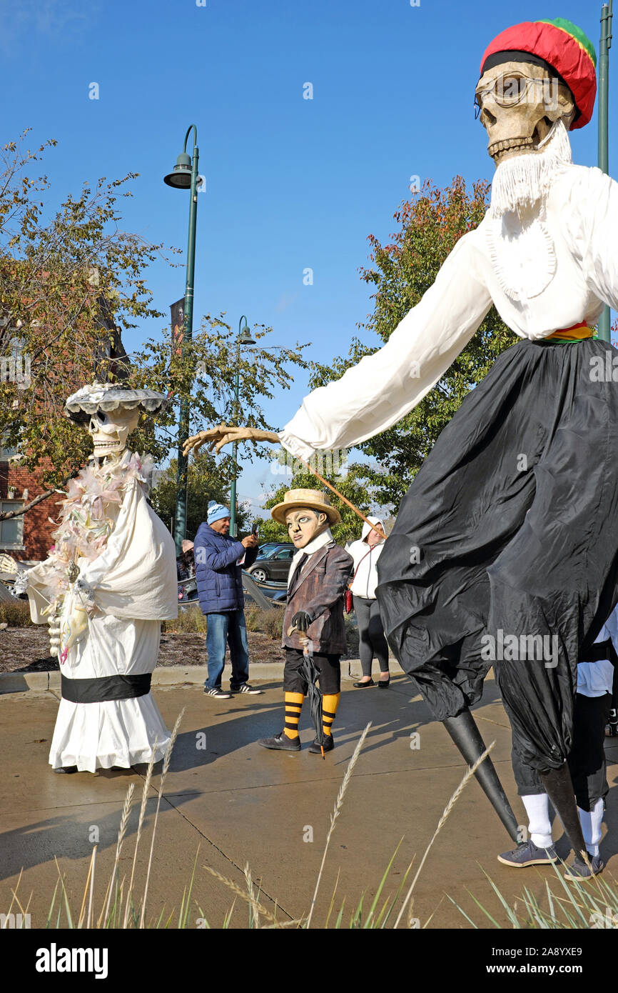 I partecipanti in costume ai festeggiamenti del 2019 Day of the Dead si preparano a sfilarsi nel Gordon Square Arts District di Cleveland, Ohio, USA. Foto Stock