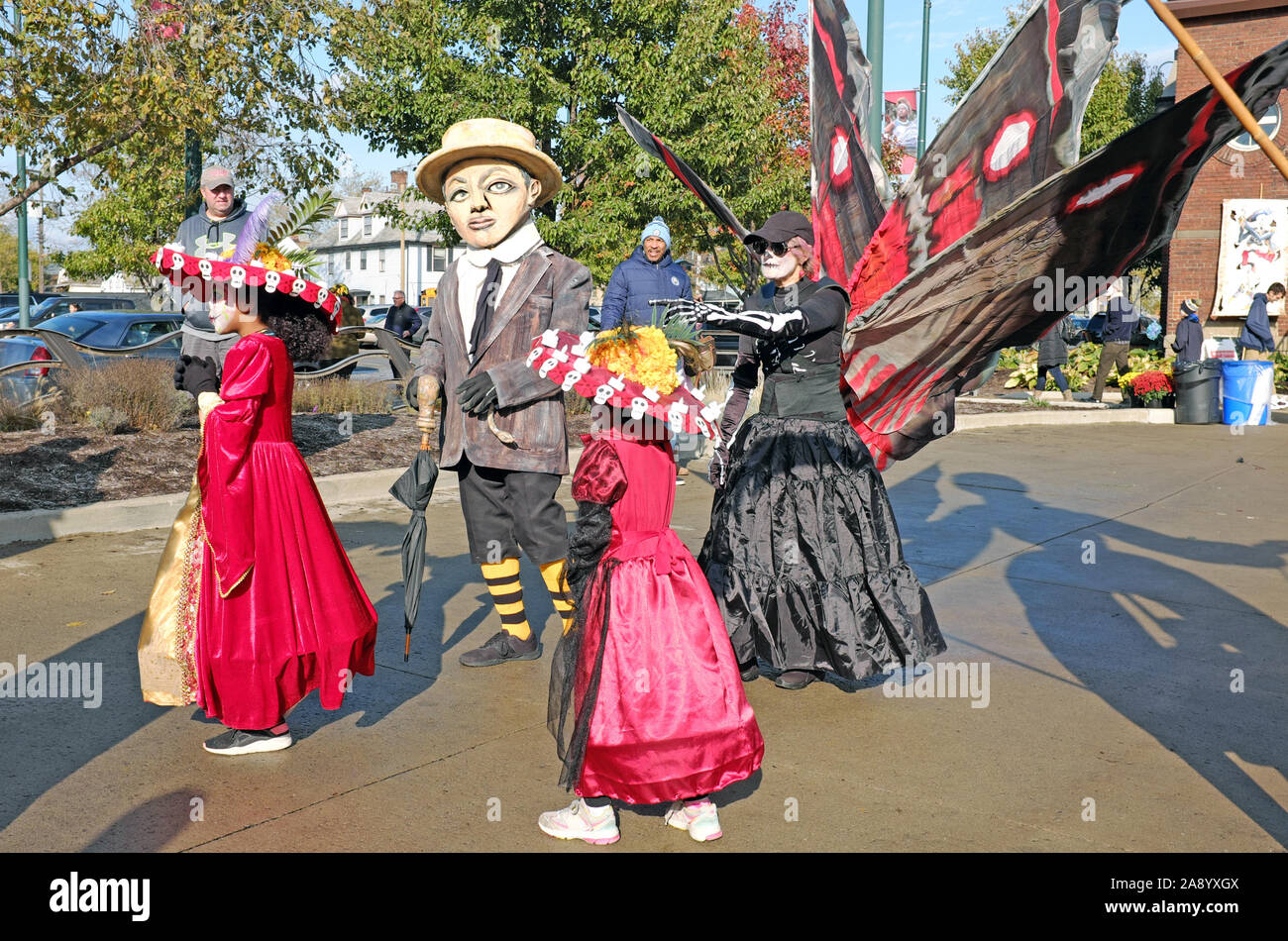 I partecipanti nel 2019 il Giorno dei Morti le celebrazioni in Gordon Square Quartiere delle Arti di Cleveland, Ohio, USA preparare per una processione attraverso la città. Foto Stock
