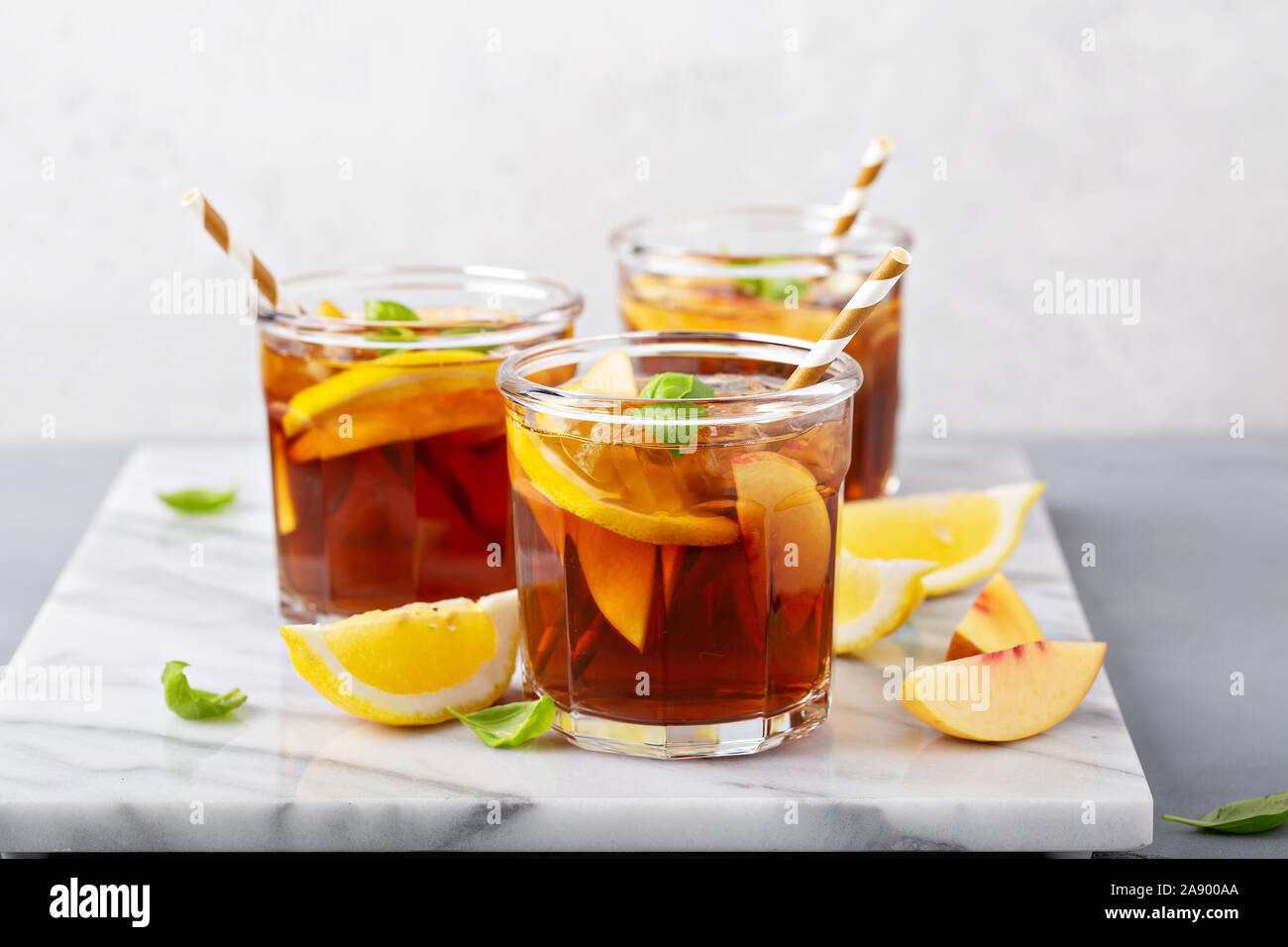 Pesca e Limone dolce tè freddo su un piano di marmo Foto Stock