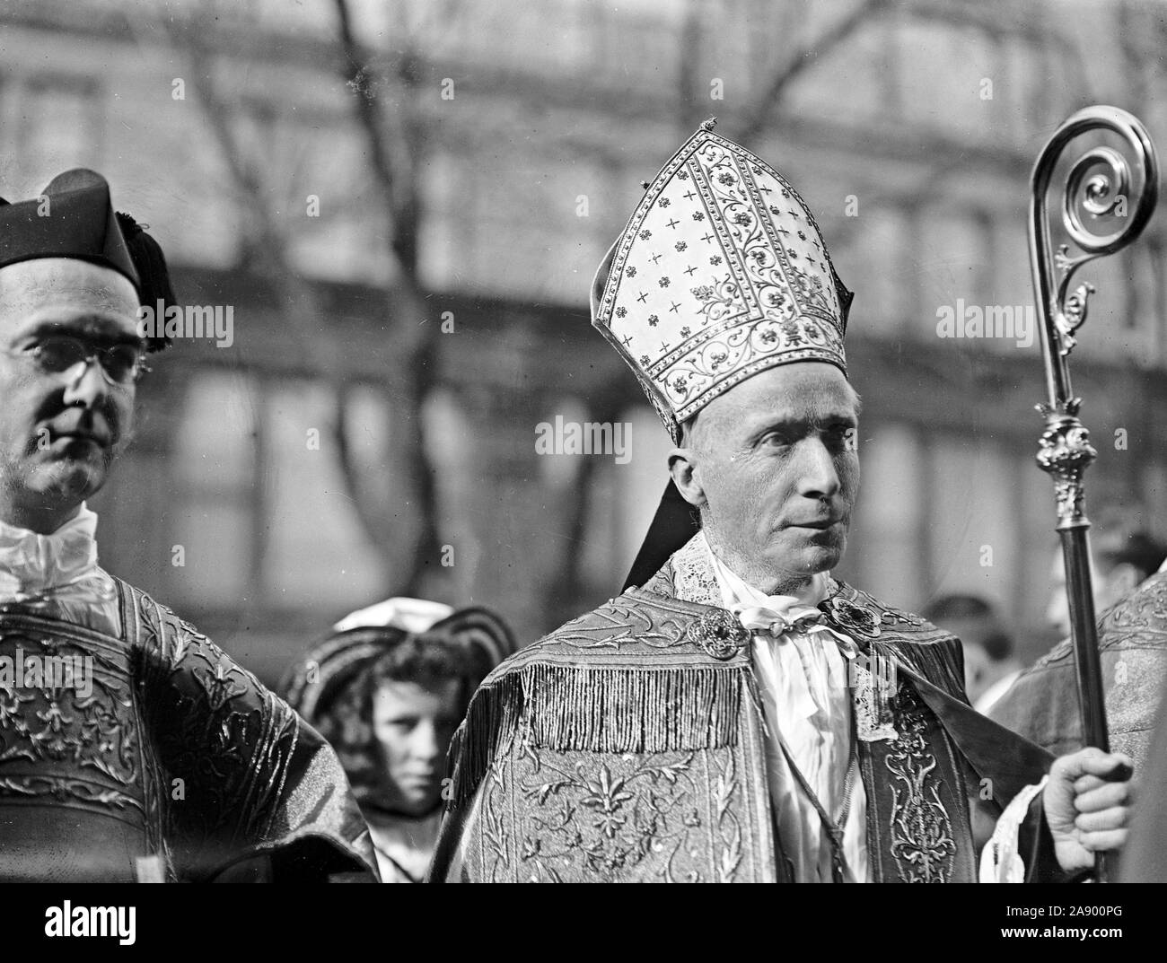 Il Cardinale Gibbons a una massa esterna ca. 1912 Foto Stock