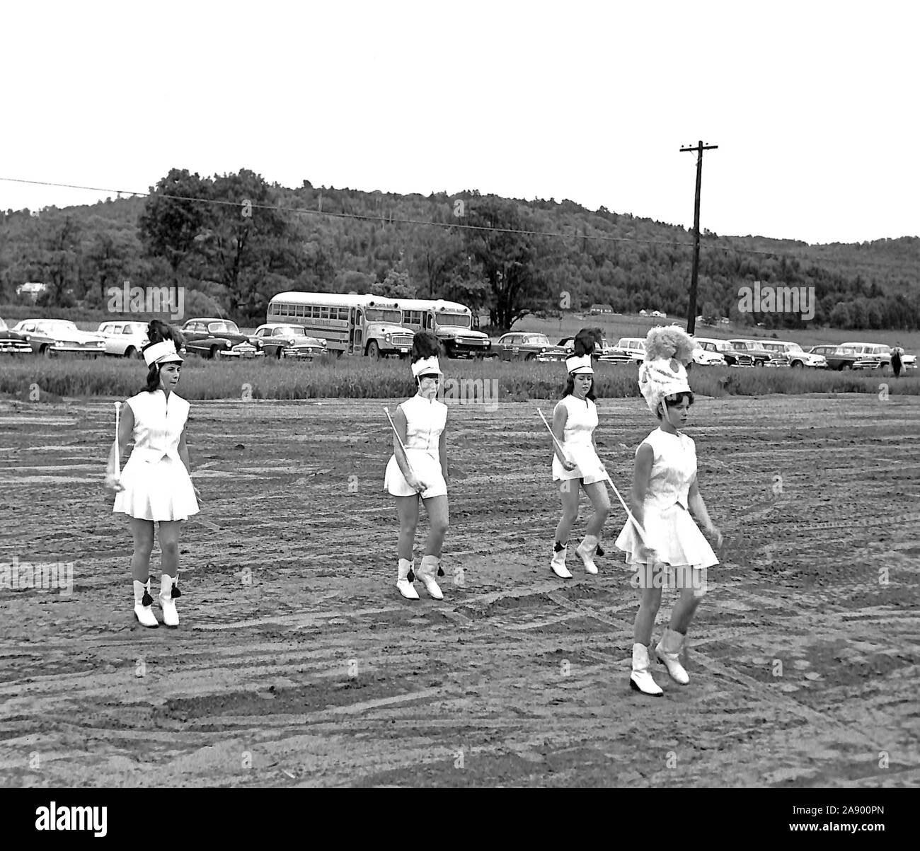 Majorettes tamburo di banda All-Lebanon, pietra angolare la cerimonia di posa, regioni fredde e di ricerca del Laboratorio di Ingegneria (CRREL), Hannover, New Hampshire Giugno 15, 1960 Foto Stock