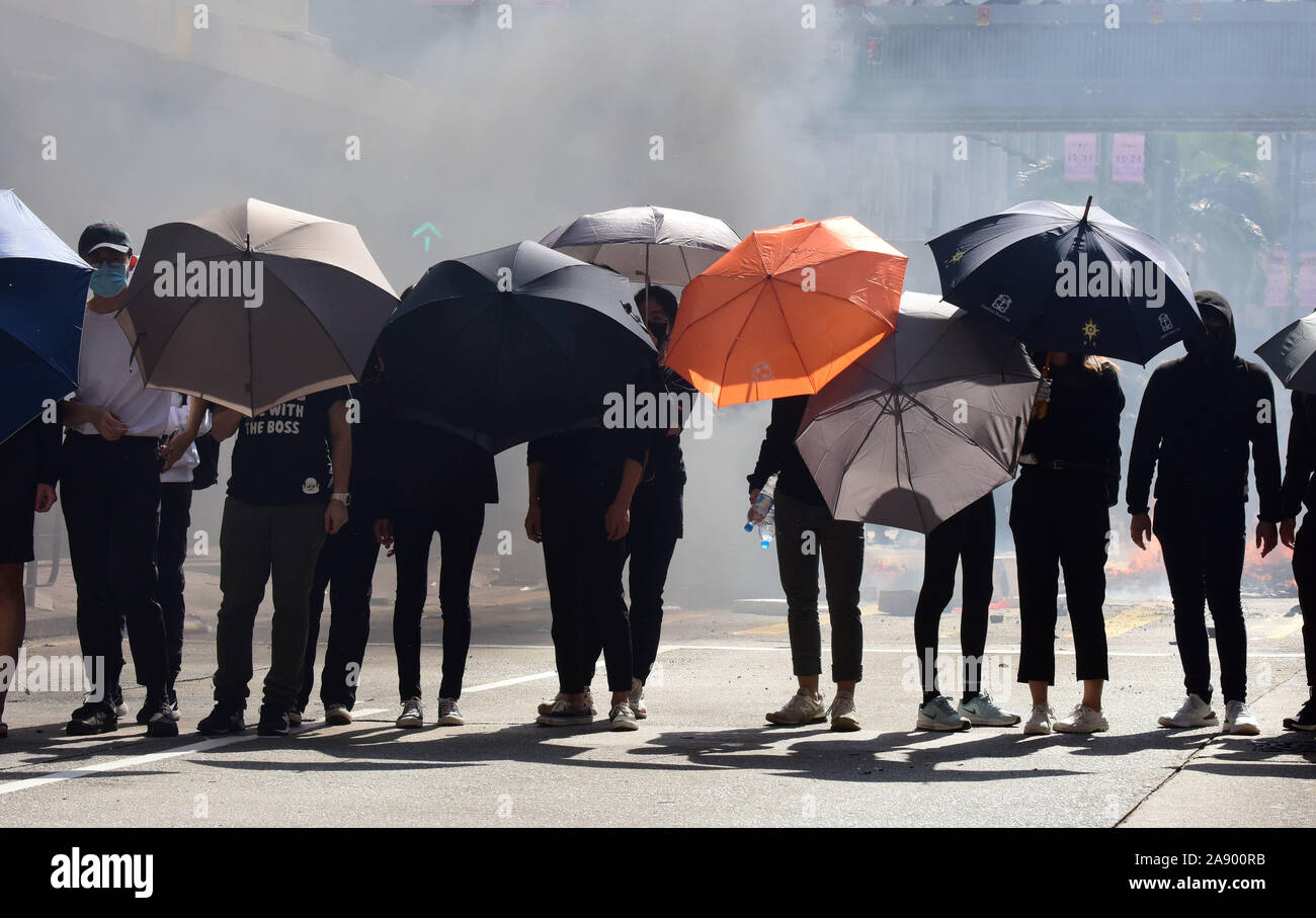 Hong Kong. Xi Nov, 2019. I manifestanti avevano appiccato il fuoco a paralizzare il traffico in Sai Wan Ho, a sud della Cina di Hong Kong, nov. 11, 2019. Dopo la paralisi del traffico su Hong Kong durante la mattina Rush Hour, rivoltosi mantenuta escalation della violenza in varie posizioni su lunedì da lanciare bombe molotov a campus universitari e nelle stazioni della metropolitana e a ledere i residenti che non concordo con loro, anche l'impostazione di un passante variopinte. Credito: Xinhua/Alamy Live News Foto Stock