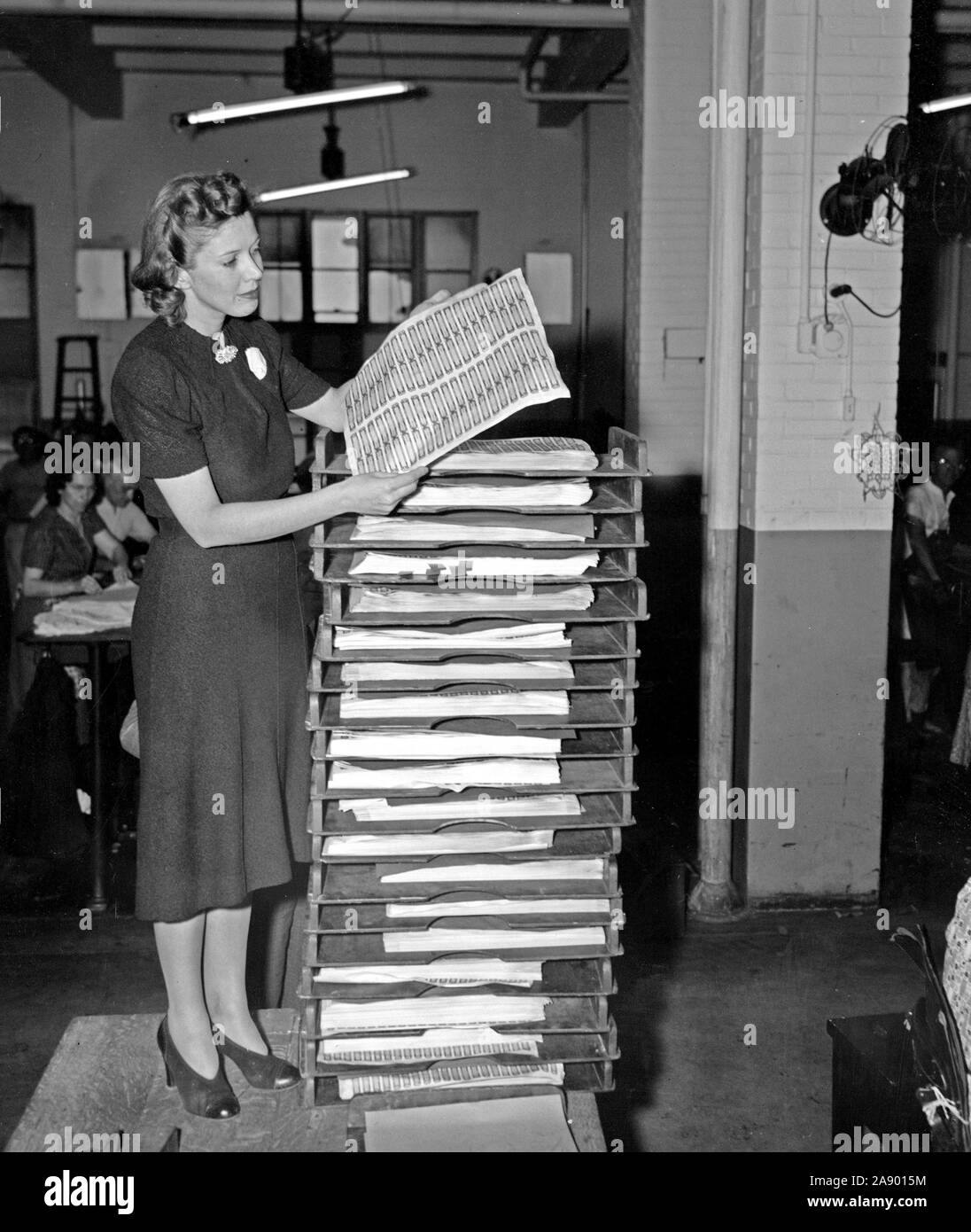 Natale 'spirits' hit Rush Bureau di incisione e di stampa. Washington D.C., nov. 8. In previsione di un insolito Natale 'spirits' rush, U.S. Ufficio di presidenza di incisione e la stampa è ora in grado di produrre 9,870,000 francobolli liquore ogni giorno. 11/8/1939 Foto Stock
