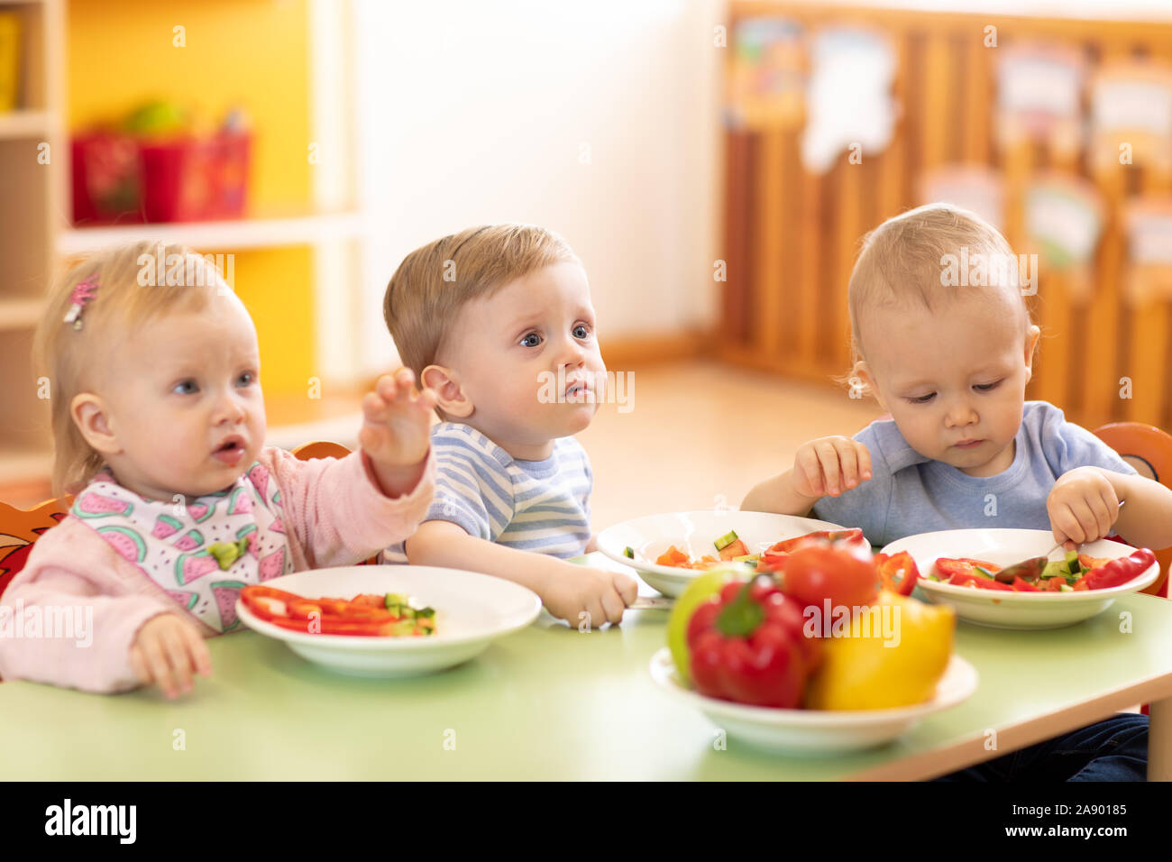 I bambini a mangiare cibo sano in asilo nido o centro di assistenza Foto Stock