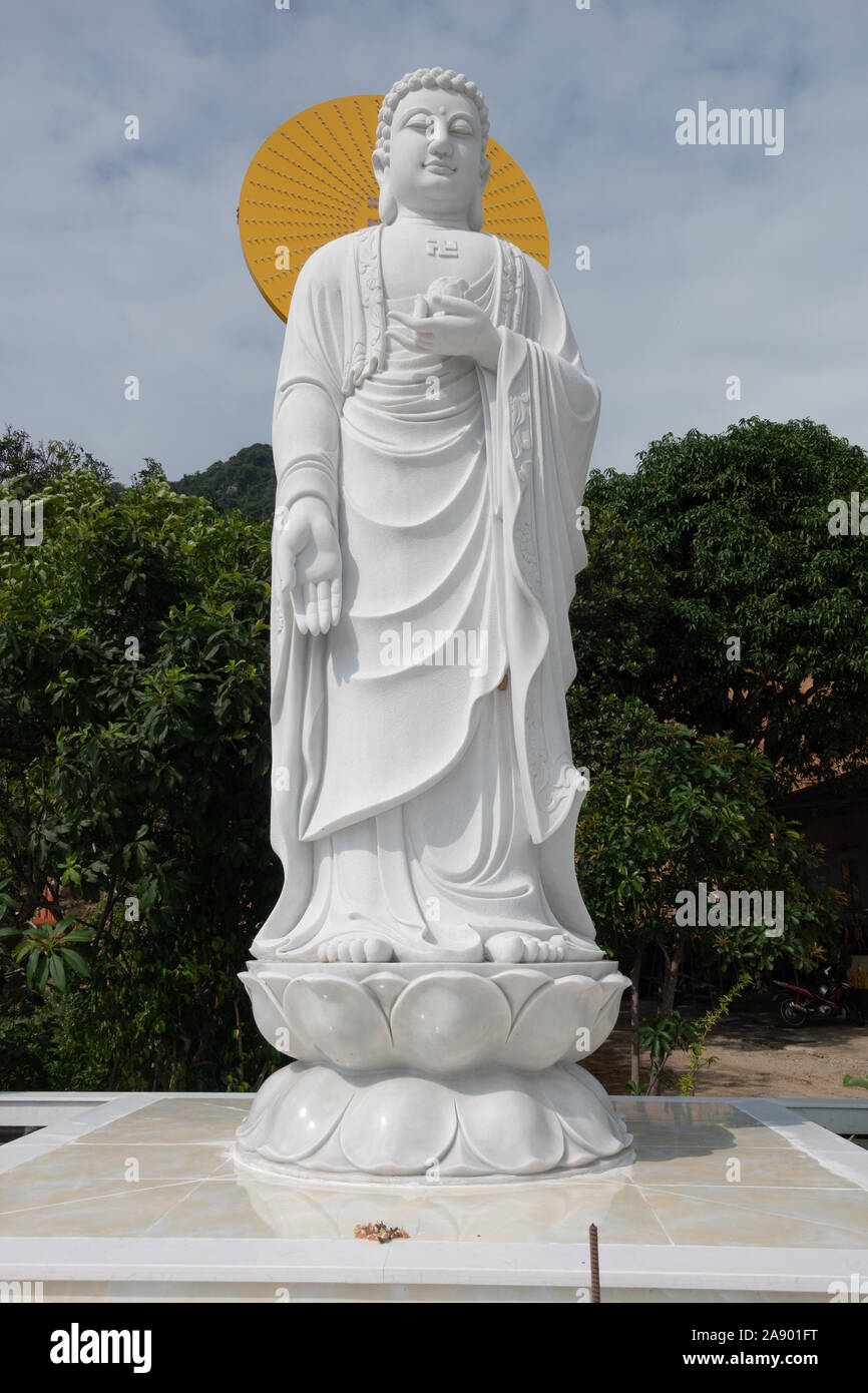 Una grande statua del dio buddista Buddha in Nha Trang, Vietnam .. Il buddismo / Meditazione / mindfulness / pace Foto Stock