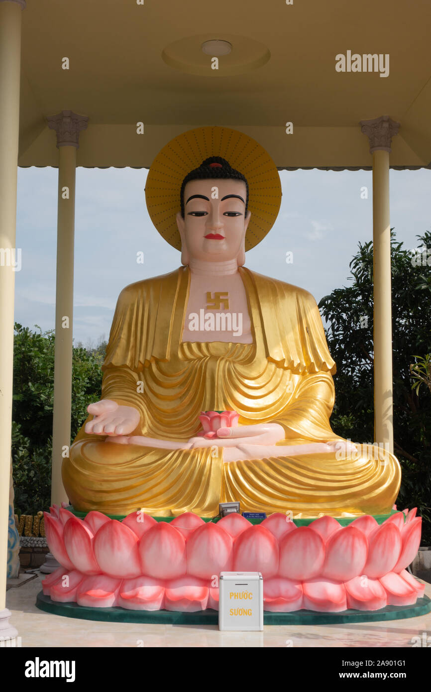 Una grande statua del dio buddista Buddha in Nha Trang, Vietnam .. Il buddismo / Meditazione / mindfulness / pace Foto Stock