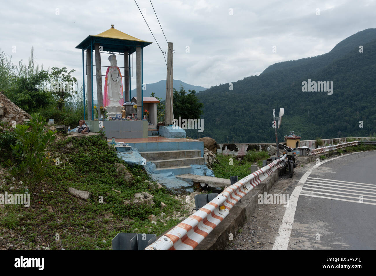 Una strada santuario buddista nel sud del Vietnam - Il buddismo / MONTAGNE / strada / Religione / Vietnam / Vietnamese Foto Stock