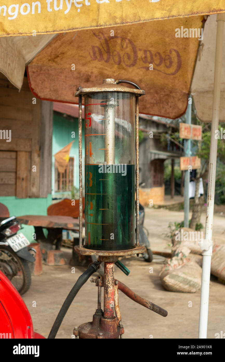 Una vecchia pompa del carburante utilizzato per effettuare il rifornimento di motociclette in Vietnam Foto Stock