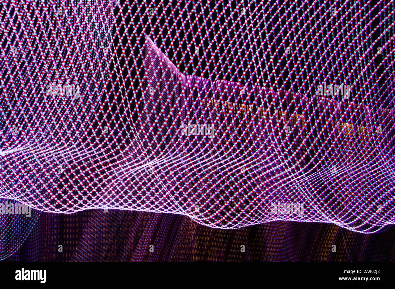 Le linee colorate forma onde astratte su sfondo nero Foto Stock