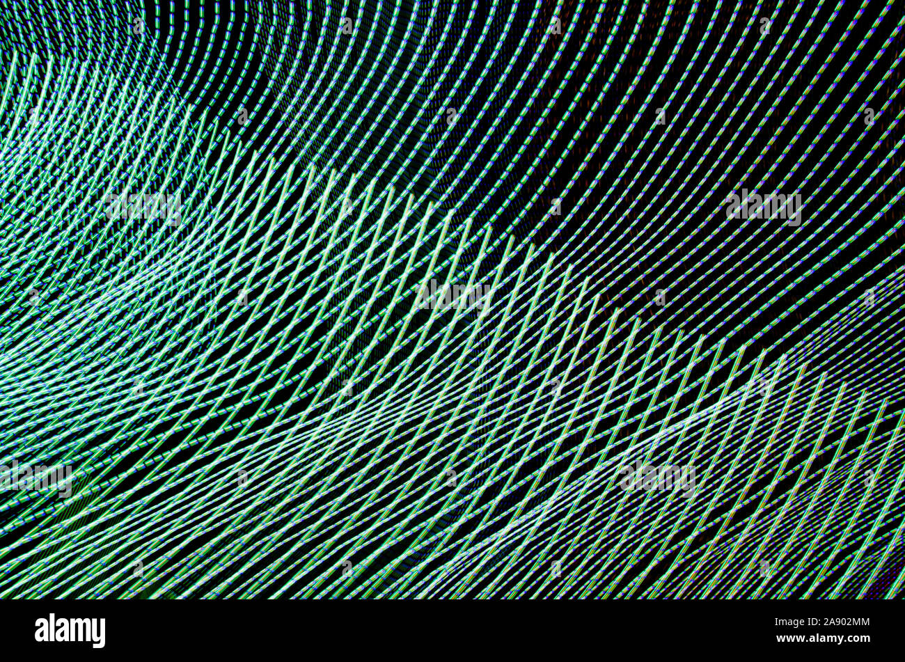 Le linee colorate forma onde astratte su sfondo nero Foto Stock