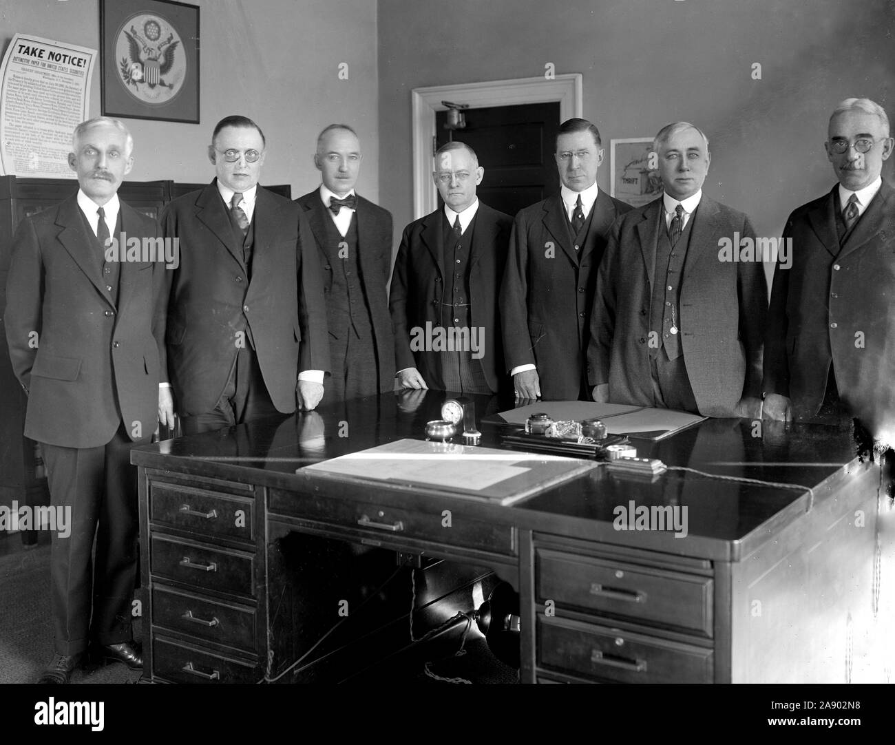 Federal Reserve Board, da sinistra a destra: sec'y Mellon; W.P.G. Harding; Vice Gov. Edmund Platt; Charles S. Hamlin; Adolph Miller; Comptroller D.R. Crissinger e J.R. Mitchell ca. 1905-1945 Foto Stock