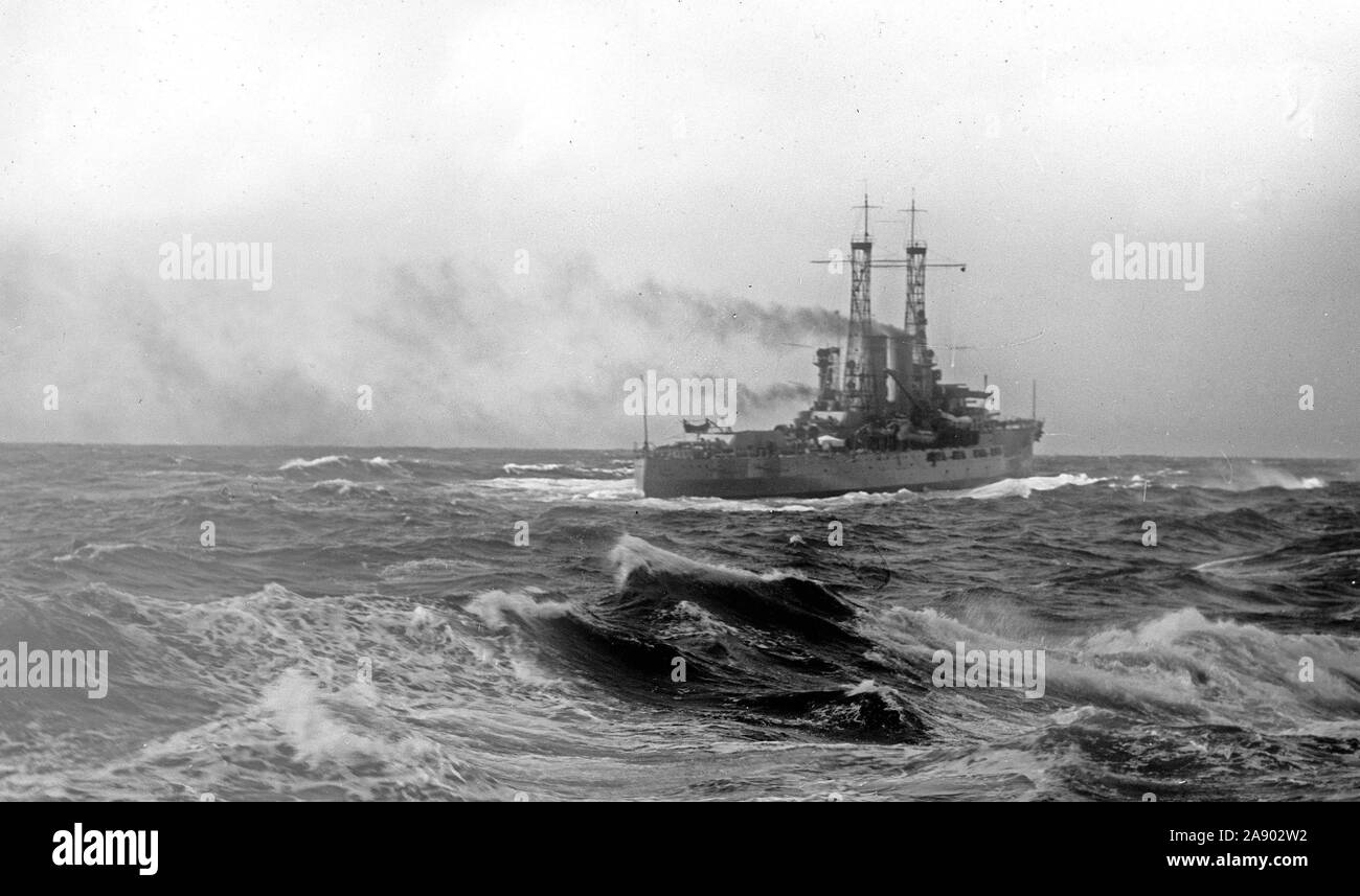 Stati Uniti Navy corazzata catturati in una tempesta di mare ca. 1913 Foto Stock