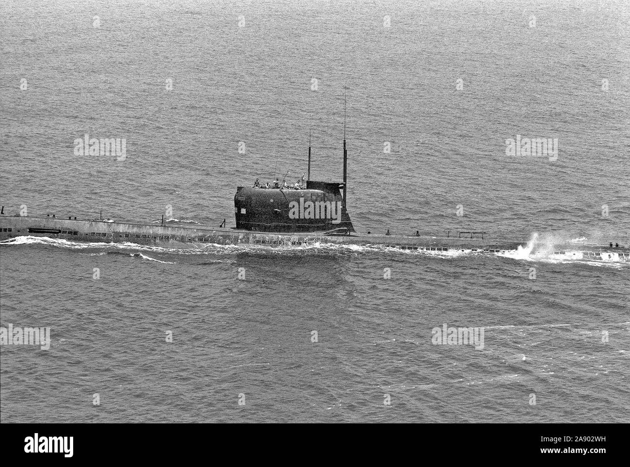 1976 - un elevato vista della porta di un Foxtrot sovietica sottomarino di classe in corso. Foto Stock