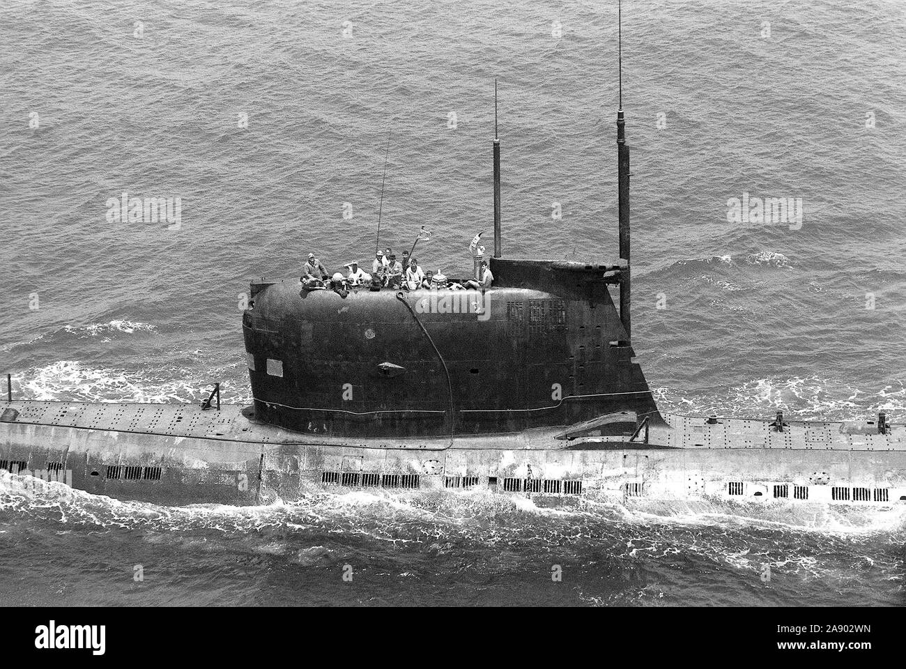 1976 - Una vista della porta di prua cupola del sonar di Foxtrot sovietica sottomarino di classe mentre la nave è in corso. Foto Stock
