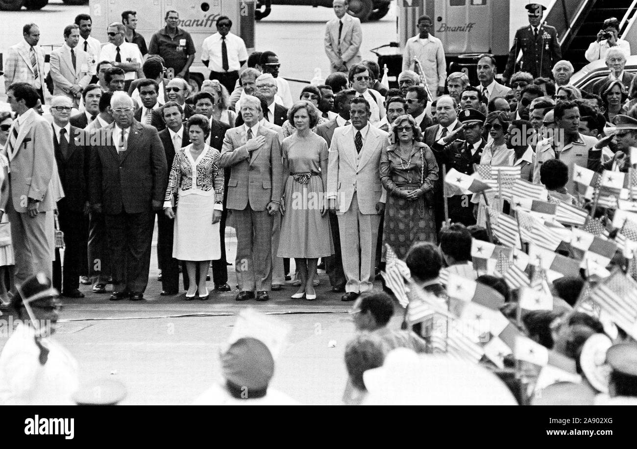 1978 - presidente panamense Lakas, presidente Jimmy Carter e generale (GEN) Omar Torrijos stand presso l'attenzione durante la riproduzione della American inno nazionale a Tocumen Airport. Il presidente è in Panama per firmare il deposito degli strumenti di ratifica del Canale di Panama trattato. Foto Stock