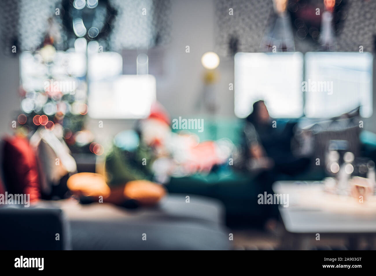 Abstract sfocato Decorazione per albero di Natale con la luce al salotto di casa con sfondo bokeh di fondo,vacanze inverno stagione festival celebrazione Foto Stock