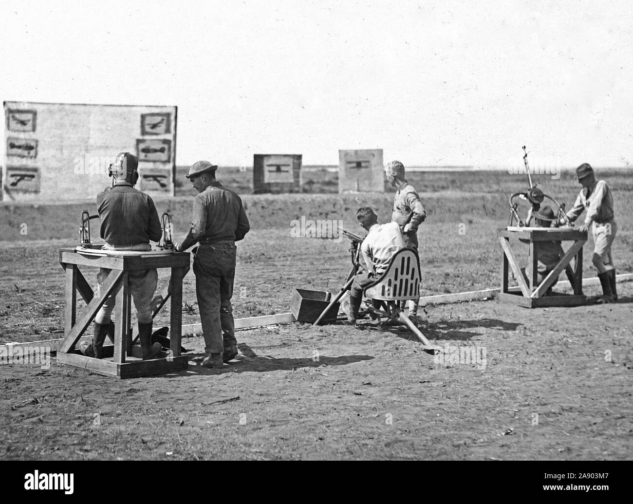 Aerial Gunnery School a North Island, CAL. Gli studenti a sparare contro bersagli mobili. La tecnica di cottura di mitragliatrici e colpire aerei che viaggiano a grande velocità non è facilmente acquisito ma US aviatori sono apt in apprendimento e si sviluppano rapidamente. Foto Stock