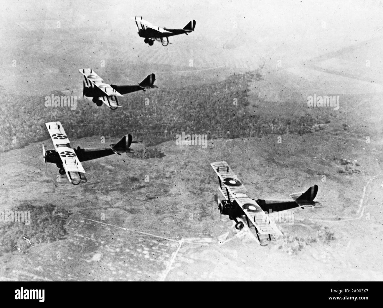 1919 - bombardamento americano di macchine volanti in formazione. Uno squadrone di bombardamento americano macchine volanti in 'V' formazione 5.000 piedi sopra il Golfo del Messico Foto Stock
