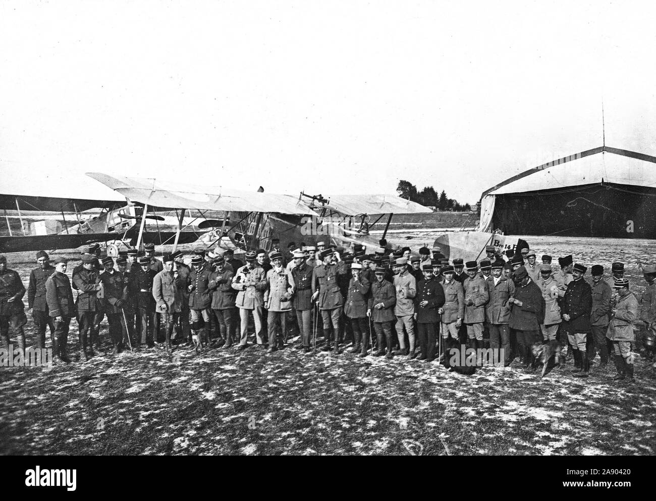 1918 - francese e americano Aviatori. Aviazione francese squadron con molti americani aviatori permanente sulla sinistra Foto Stock