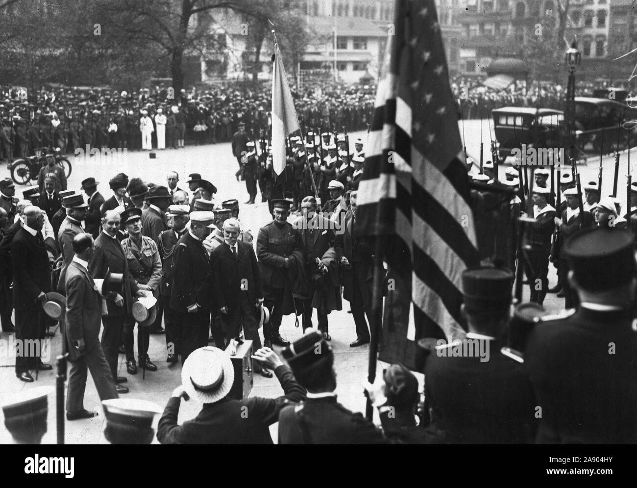 1918 - Lafayette Day celebrazione, New York City. Ambasciatore Jules jusserand della Francia arrivando a City Hall, N.Y. per cerimonie. Egli è in piedi in primo piano sulla sinistra della Naval officer Foto Stock