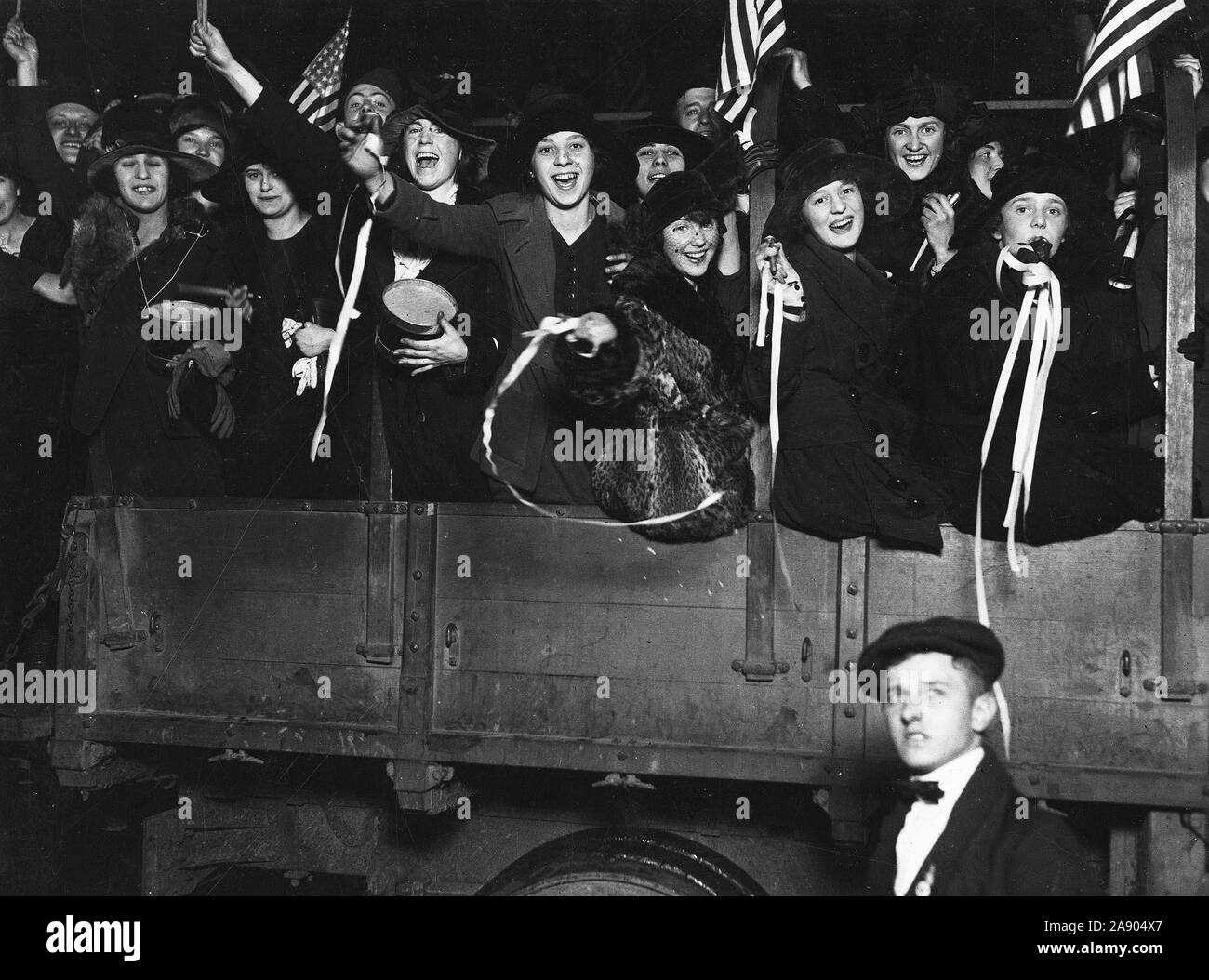 Dimostrazione di pace in Chicago. Il tifo folla a bordo di un carrello Foto Stock