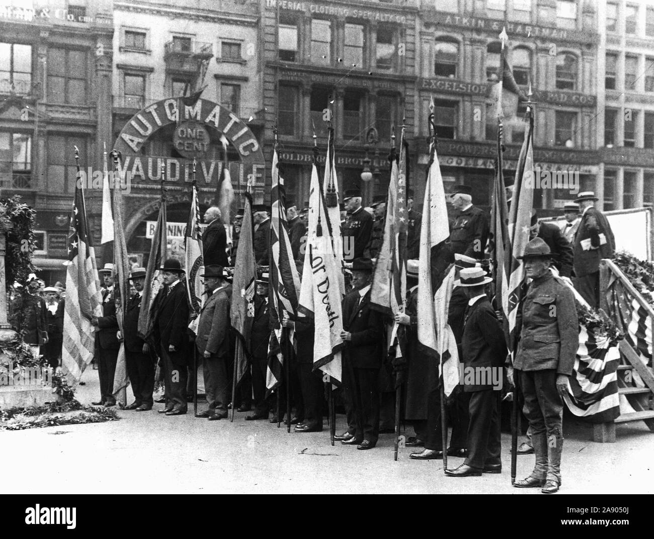 Lafayette giorno, 1918 - Lafayette Day celebrazione di New York City. Le bandiere della società patriottica presso la statua di Lafayette Union Square di New York. Nella celebrazione del 161º anniversario della gallant francese che ha combattuto per l'Indipendenza Americana Foto Stock