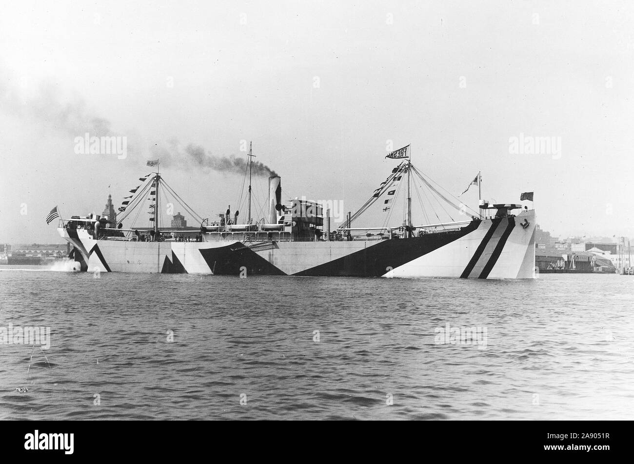 Camouflage - Navi - Acciaio Costruzione della nave, Moore Shibbuilding Co. di Oakland, California S.S. Fresno. Requisite scafo n. 118 "prova su trip' 402'6' x 53' x26'6' Foto Stock