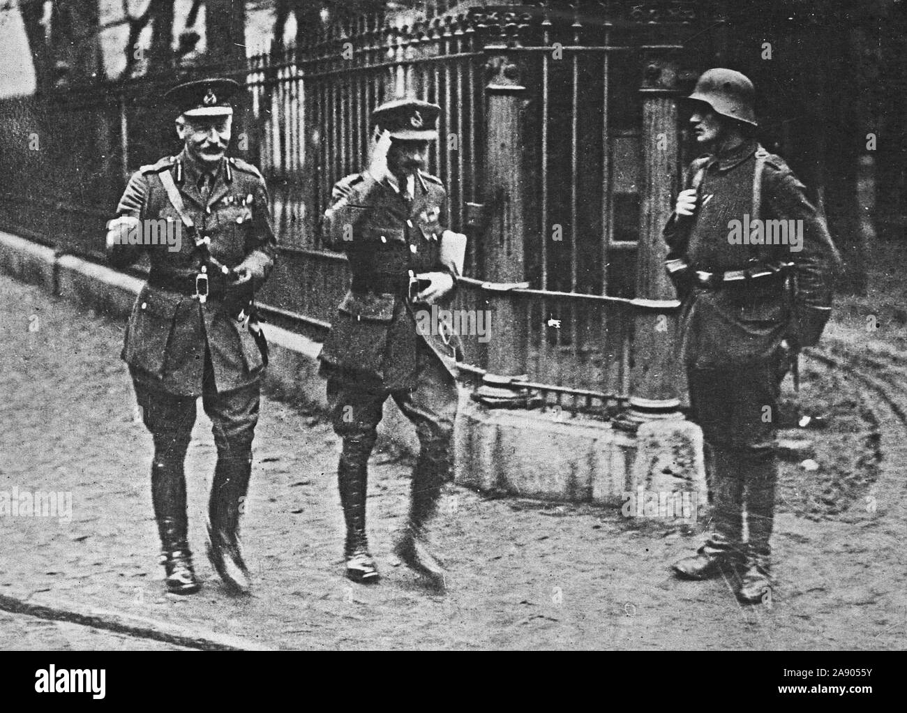 Armistizio La Commissione discute i termini in ex quartier generale tedesco in Spa. La phot mostra il generale Sir R. Haking, della British froces, riconoscendo la salute di un tedesco di sentinella alla porta dell'Hotel Britannique Foto Stock