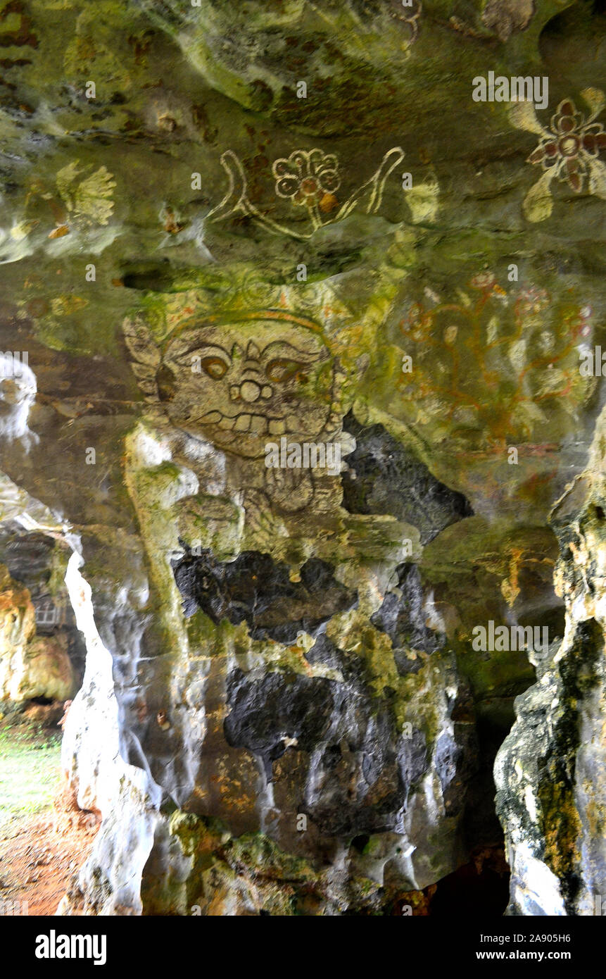Dipinti murali di shadow puppets dipinte in tree sap sulle pareti di una grotta Tham a Sam di arte rupestre a Phang Nga Città Thailandia Asia Foto Stock