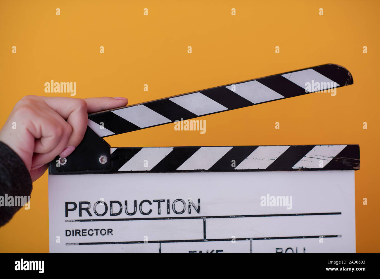 La produzione video movie clapper cinema azione e tagliare concetto isolato su sfondo giallo Foto Stock