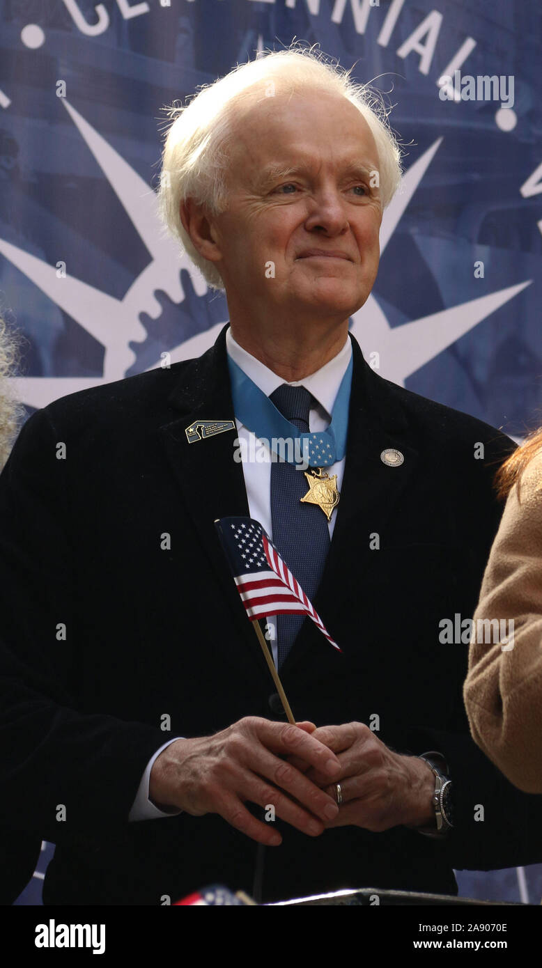 New York, New York, Stati Uniti d'America. Xi Nov, 2019. Il senatore BOB KERREY, Vietnam Vet US Navy, assiste il centesimo annuale dei veterani di NYC giorno parata tenutasi nella Quinta Avenue. Credito: Nancy Kaszerman/ZUMA filo/Alamy Live News Foto Stock