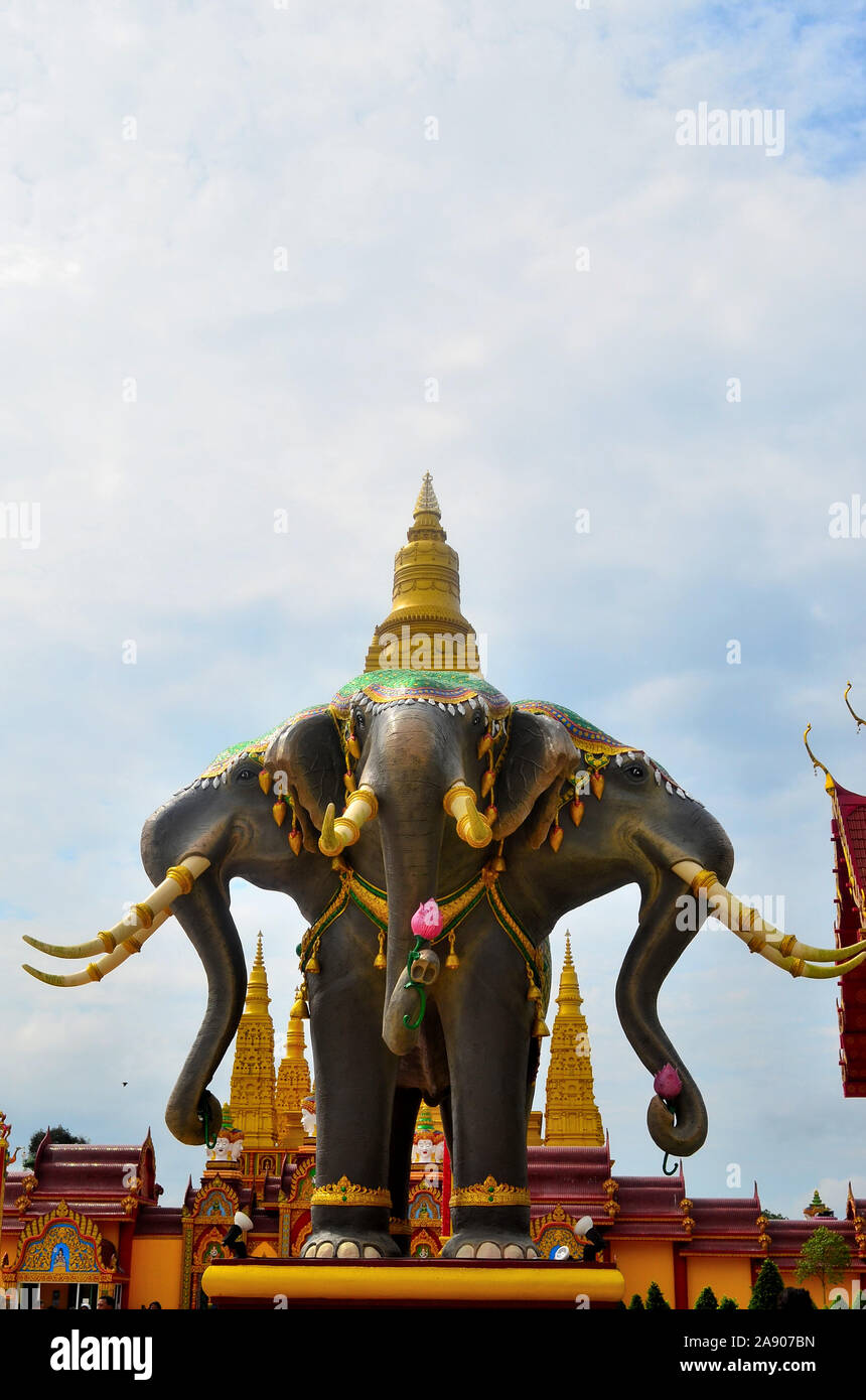 A tre teste statua dell'elefante a Wat Mahathat Wachira Monkol in Ao Luek Provincia di Krabi Thailandia Asia Foto Stock