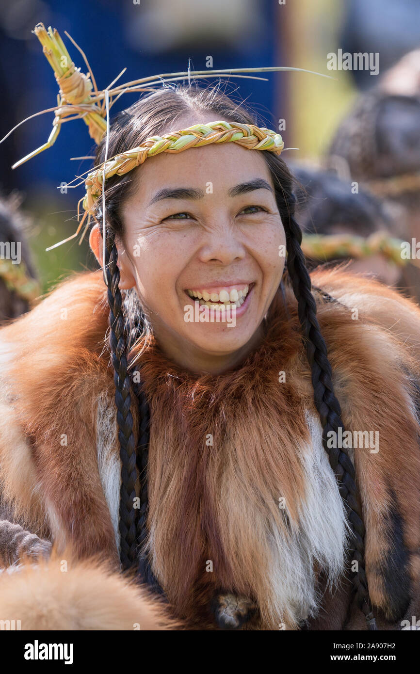 Itelmens nazionale festival rituale di ringraziamento natura Alhalalalay. Ritratto di espressione giovane donna in abiti indigeni. La Kamchatka Regi Foto Stock