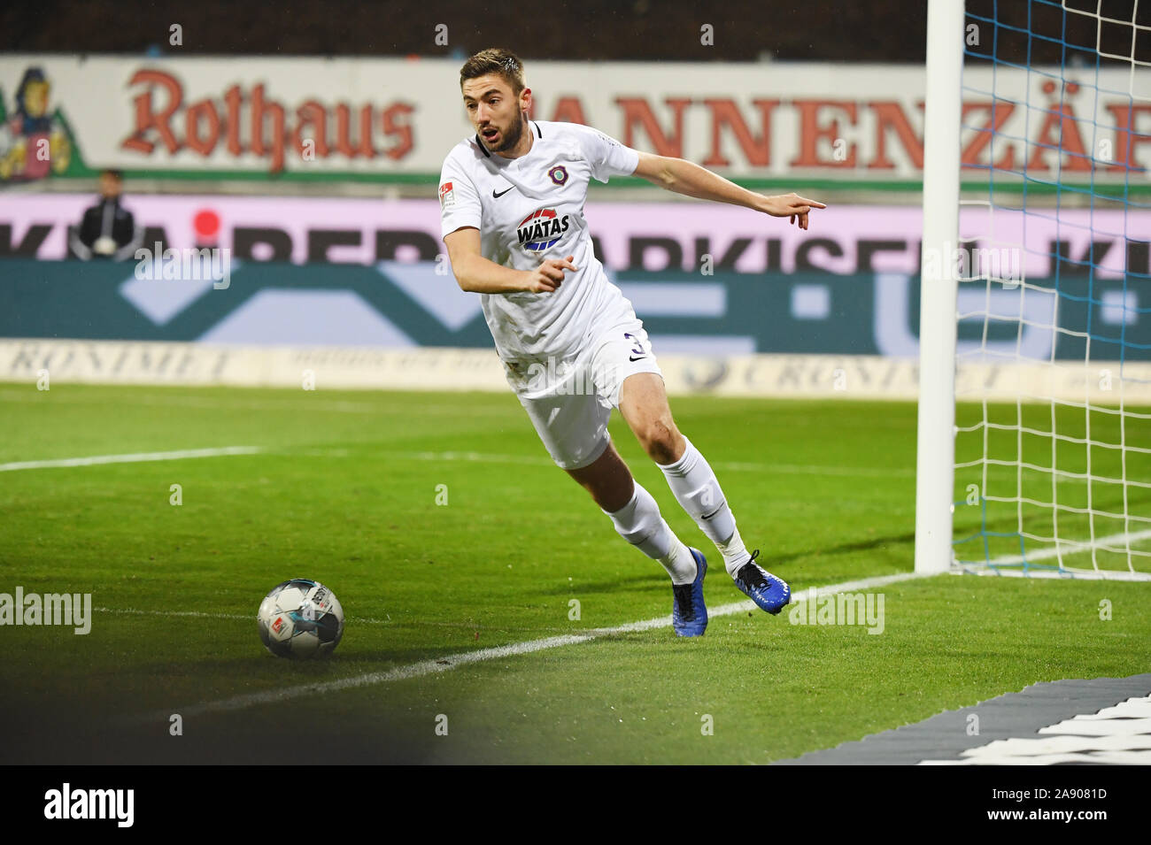 Karlsruhe, Germania. Xi Nov, 2019. Calcio: Seconda Bundesliga, Karlsruher SC - Erzgebirge Aue, la XIII Giornata in Wildparkstadion. Auer Marko Mihojevic. Credito: Uli Deck/dpa - NOTA IMPORTANTE: In conformità con i requisiti del DFL Deutsche Fußball Liga o la DFB Deutscher Fußball-Bund, è vietato utilizzare o hanno utilizzato fotografie scattate allo stadio e/o la partita in forma di sequenza di immagini e/o video-come sequenze di foto./dpa/Alamy Live News Foto Stock