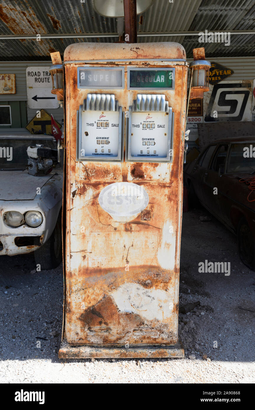 Vecchio arrugginito della pompa carburante sul display esterno il popolare outback pub La Sheepyard Inn, Il Grawin, Lightning Ridge, New South Wales, NSW, Australia Foto Stock