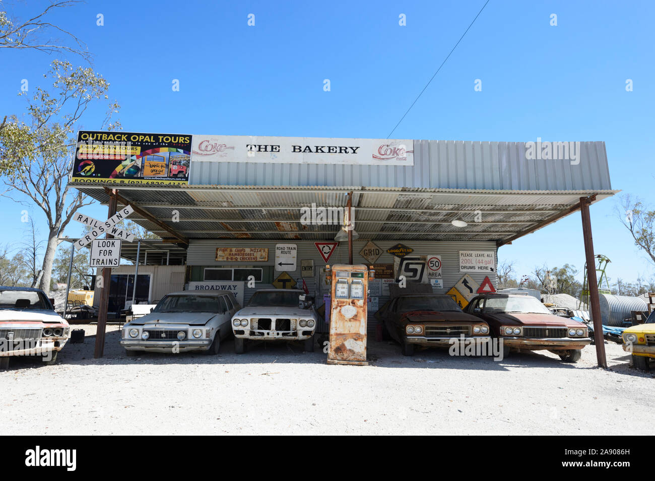 Vecchia Stazione di servizio e auto d'epoca al di fuori il popolare outback pub La Sheepyard Inn, Il Grawin, Lightning Ridge, New South Wales, NSW, Australia Foto Stock