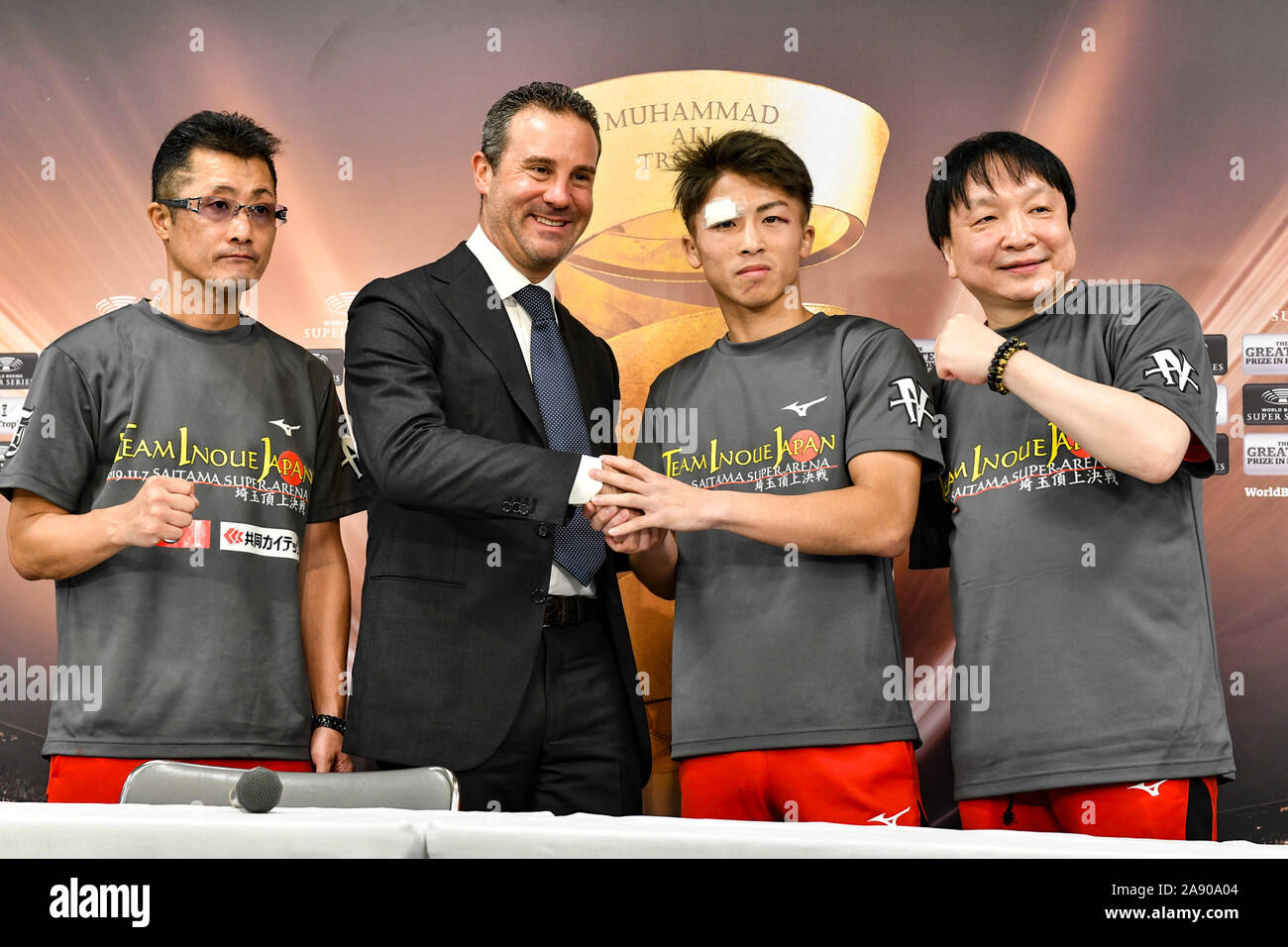 Naoya Inoue del Giappone pone durante una conferenza stampa dopo aver vinto il World Boxing Super Serie Peso gallo partita finale contro Nonito Donaire delle Filippine a Saitama Super Arena di Saitama, Giappone il 7 novembre 2019. Essi sono da sinistra ; Shingo Inoue, trainer e padre di Naoya Inoue, Todd DuBoef, presidente di alto rango pugilato, Naoya Inoue e Ohashi palestra boxe presidente Hideyuki Ohashi. (Foto di Hiroaki Yamaguchi/AFLO) Foto Stock