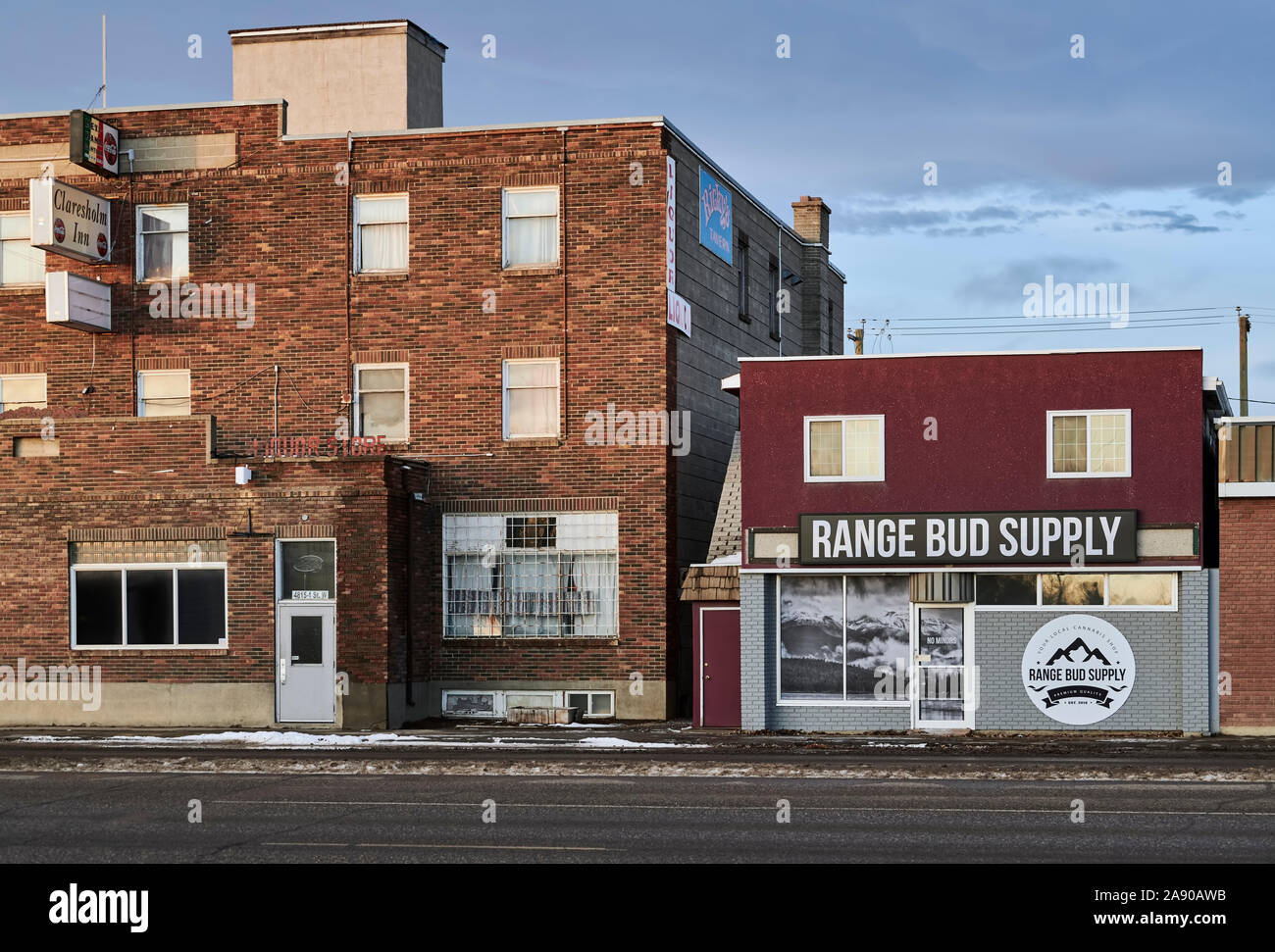 Un marijuana retail store e bar locali sull'autostrada attraverso una piccola città in Alberta Canada. Ogni azienda supporta le altre attività per le vendite. Foto Stock
