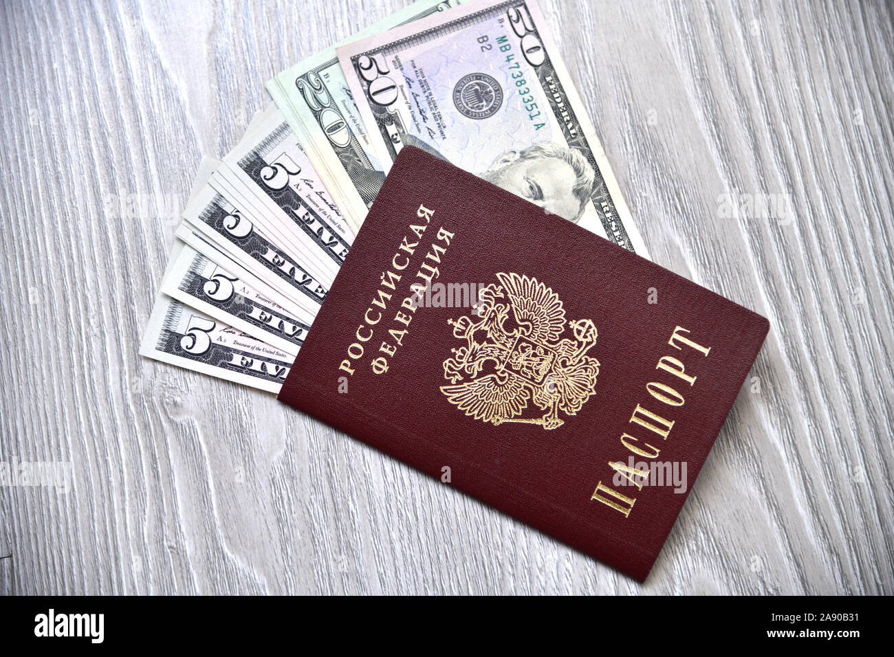 Passaporto straniero russo e una banconota da dollaro Foto Stock