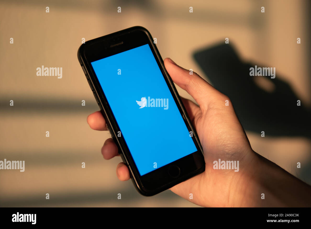 Bangkok, Tailandia - 11 Novembre 2019: iPhone 7 che mostra il suo schermo con Twitter applicazione. Foto Stock