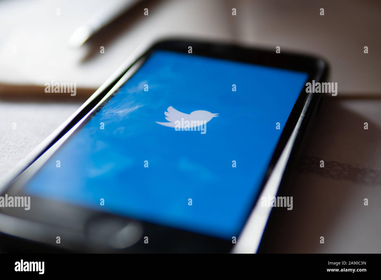 Bangkok, Tailandia - 11 Novembre 2019: iPhone 7 che mostra il suo schermo con Twitter applicazione. Foto Stock