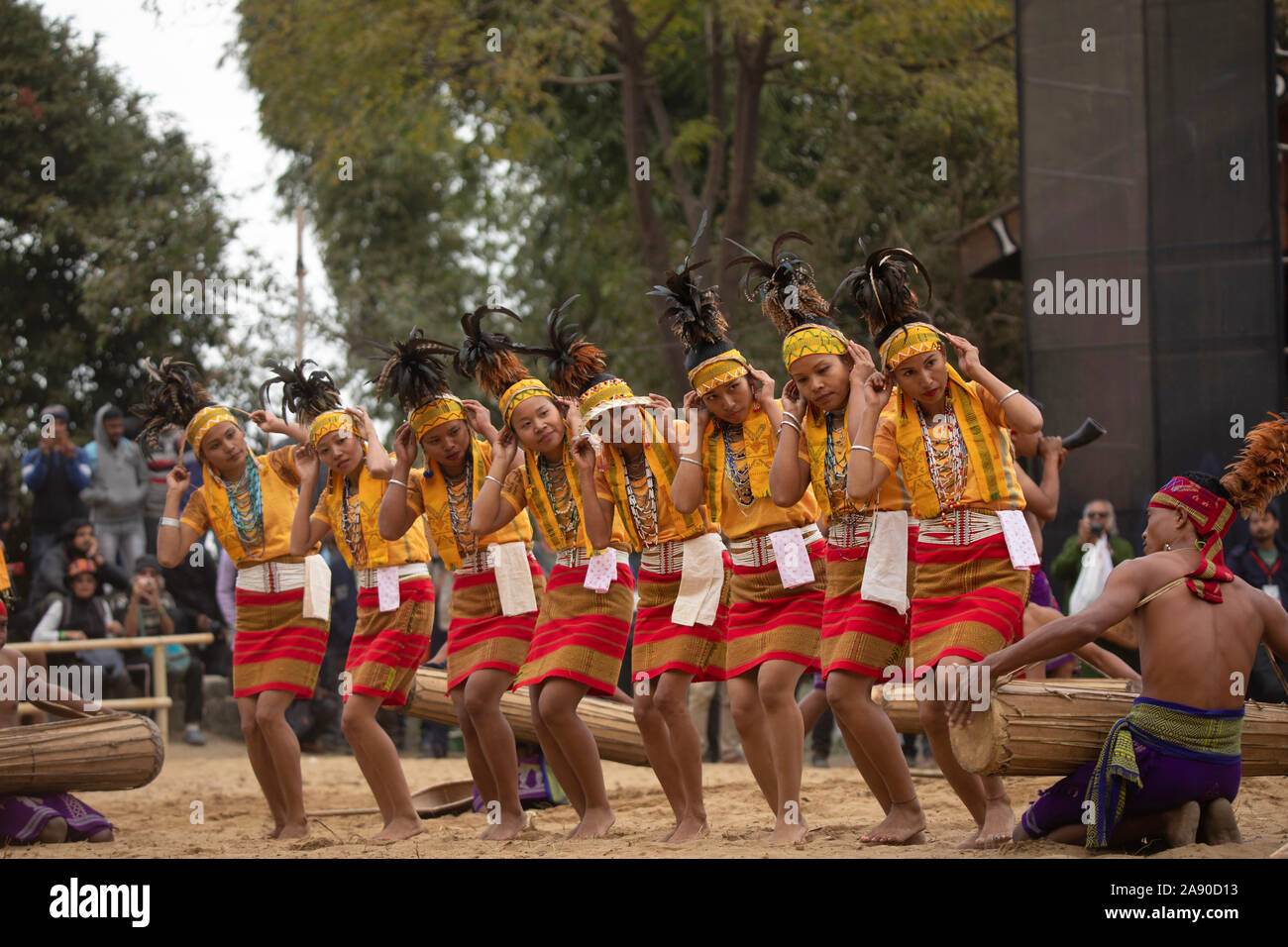 KISAMA, Nagaland, INDIA, dicembre 2018, Pung Manipuri Cholom performance al festival di Hornbill Foto Stock