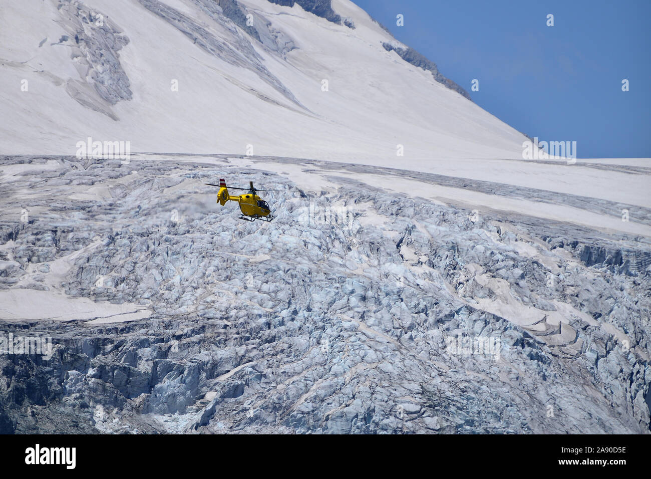 Austrian OAMTC Salvataggio in elicottero volando al di sopra del ghiacciaio Pasterze. Kaiser-Franz-Josefs-Hoehe. Austria Foto Stock