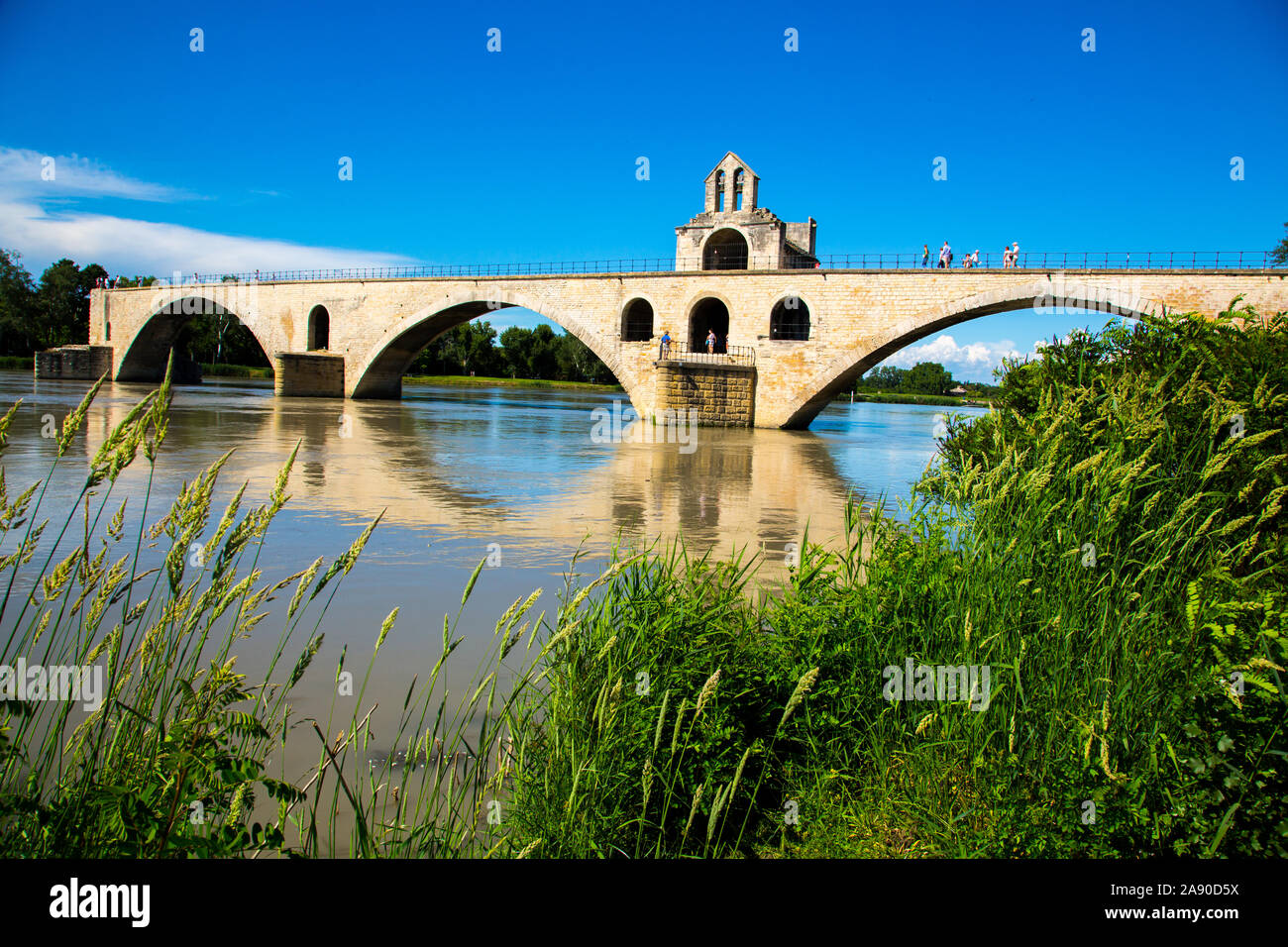 Il Pont Saint-Benezet ponte nel fiume Rodano a Avignon Francia. Foto Stock